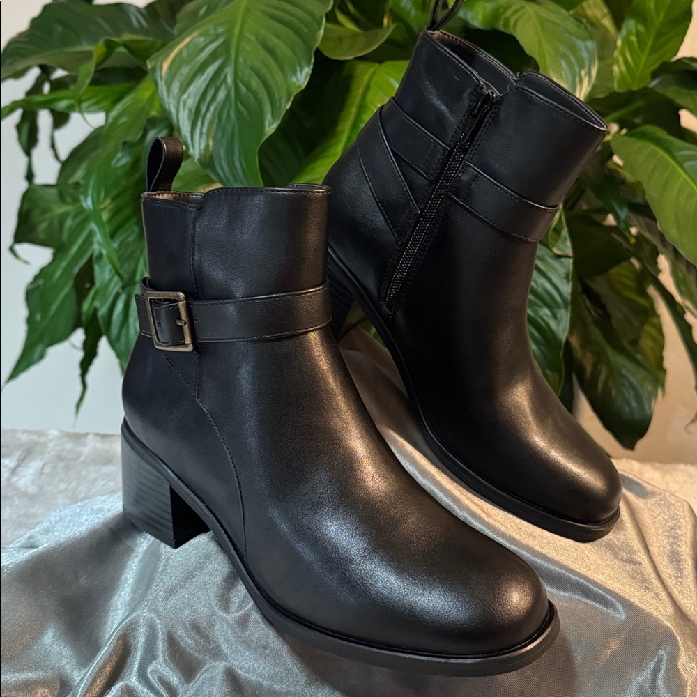 White Mountain Narrrows Black Smooth Heeled Ankle Boots - Women's 7 1/2
